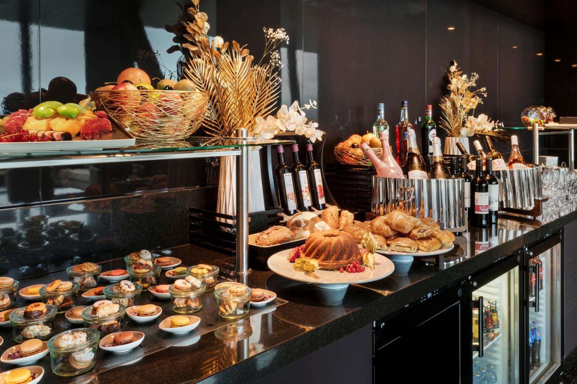 Melia Vienna Hotel Exterior photo A tapas bar in Madrid