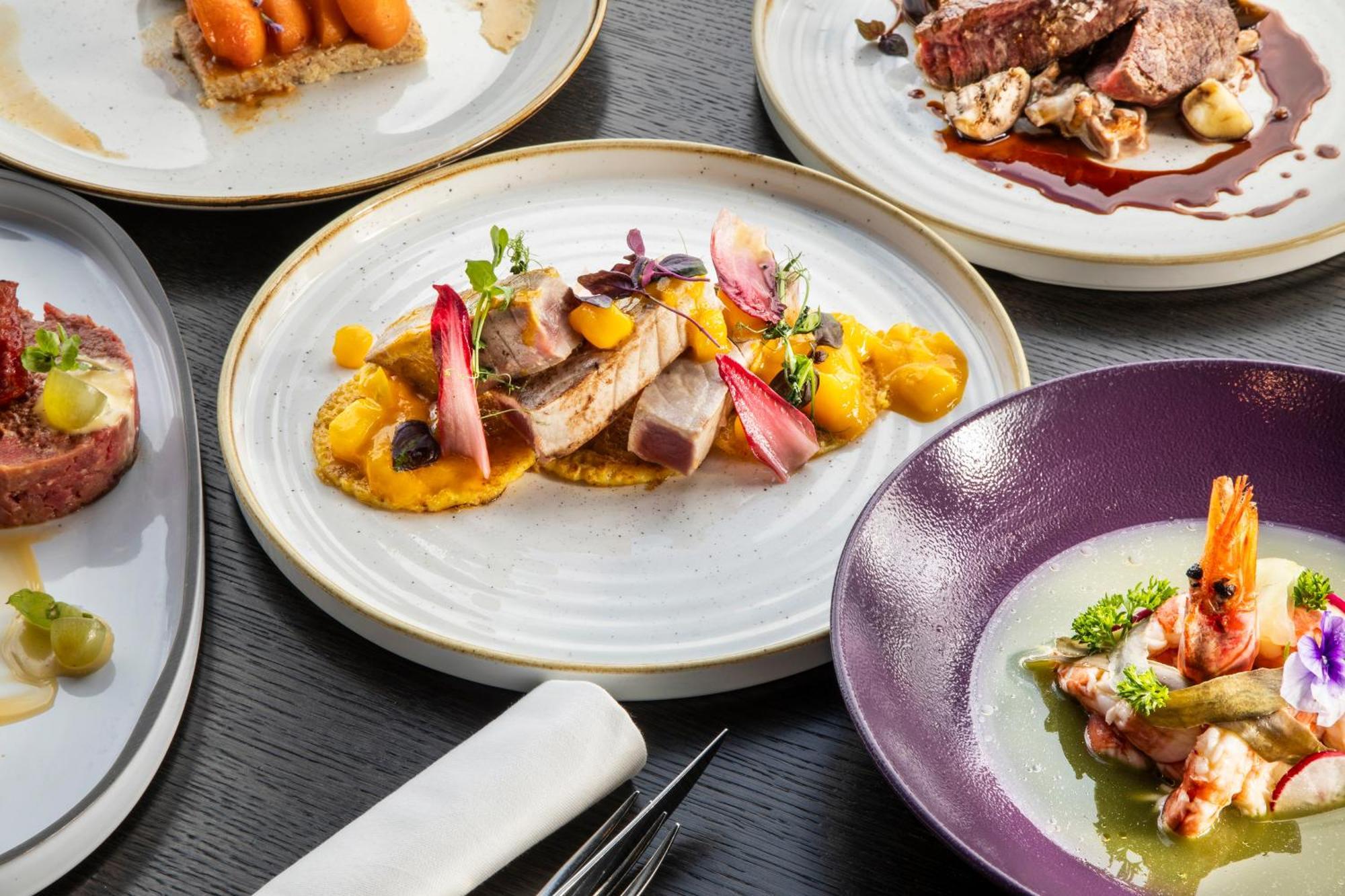 Melia Vienna Hotel Exterior photo Dishes at the restaurant